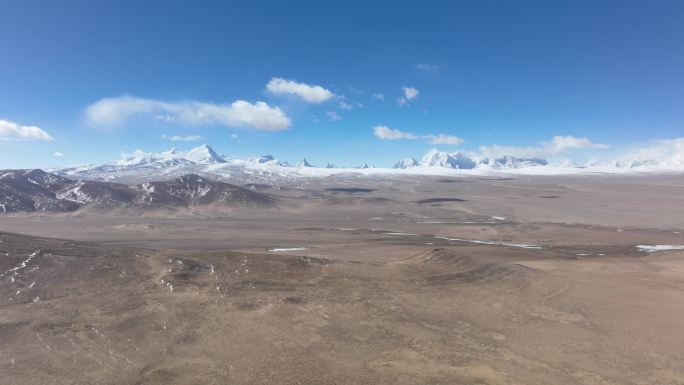 西藏雪山光秃秃的山航拍延时摄影