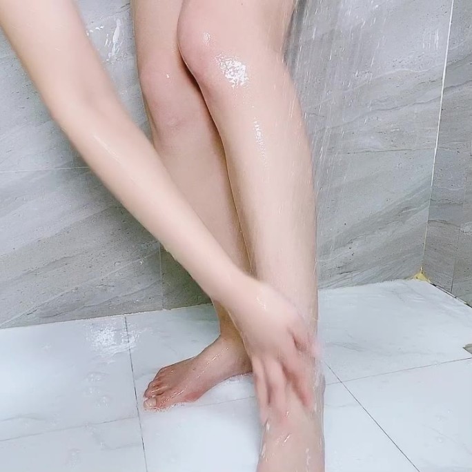 女生抹沐浴露身体乳皮肤展示合集