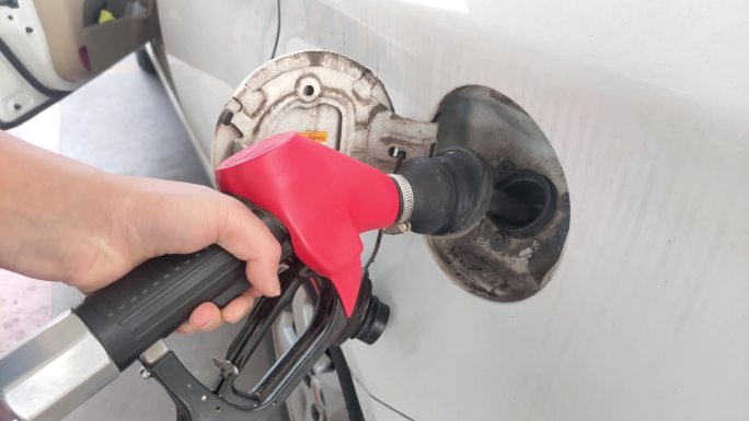 小汽车加油站加油