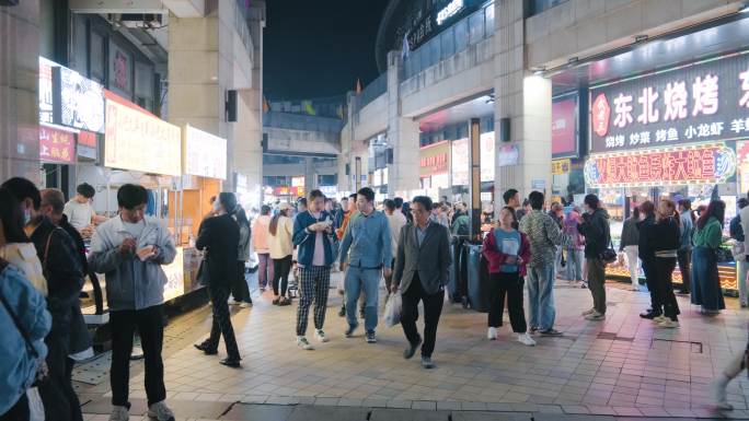 上海夜市街区人群和商贩和美食