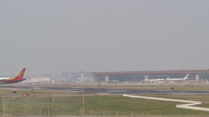 机场内飞机滑行跑道起飞游客围观拍照