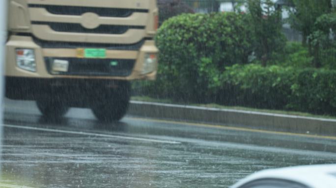 暴雨天道路交通