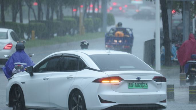 暴雨天道路交通