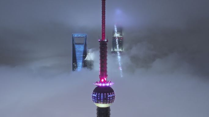 上海陆家嘴著名建筑大雾风光