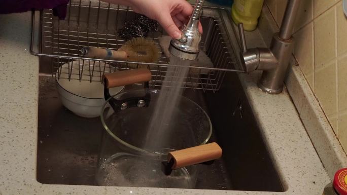 高温玻璃锅烧水在火上加热 (2)