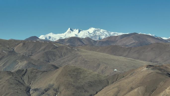 西藏光秃秃的山航拍