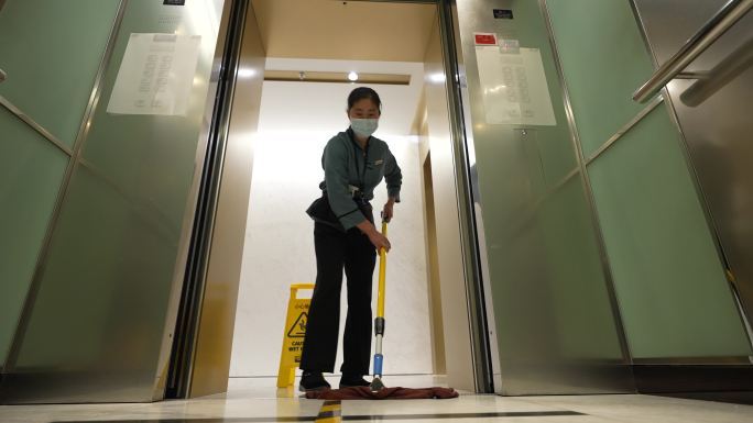 4K实拍物业保洁员电梯间清洁打扫拖地尘推