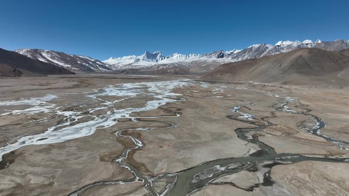 西藏雪山湿地光秃秃的山航拍