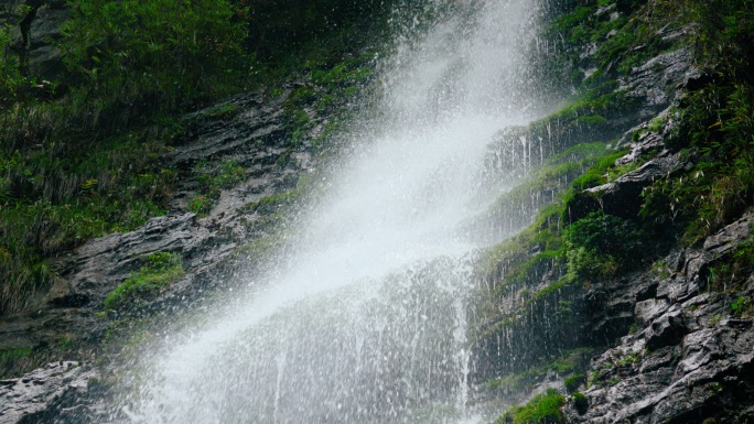 水岩石瀑布高山流生态青山绿水4k
