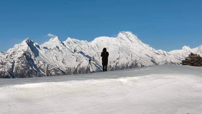 西藏雪山山垭口人物站立航拍