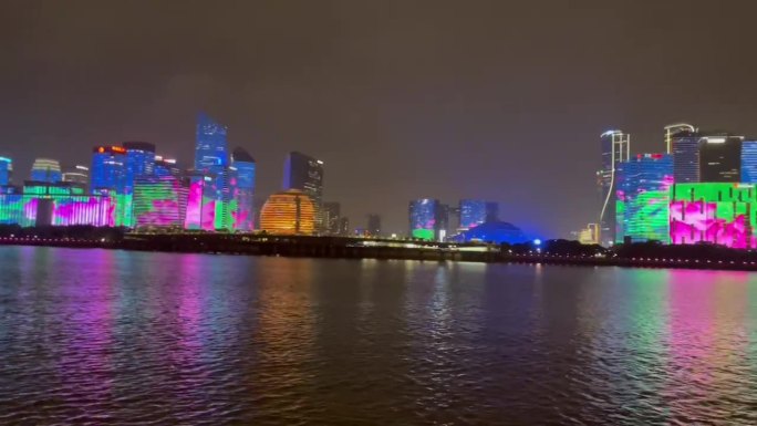 在钱塘江游轮上欣赏两岸灯光秀