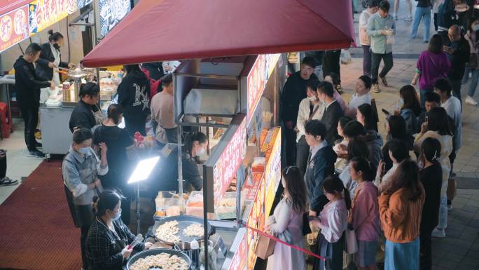 俯瞰上海夜市美食和人群特写