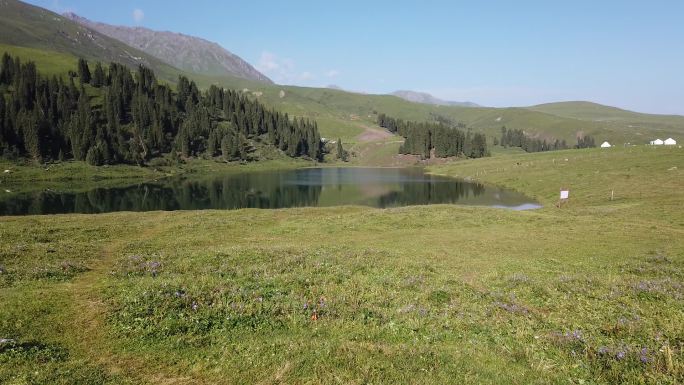 新疆阔尔克草原之上的仙女湖目之所及风光