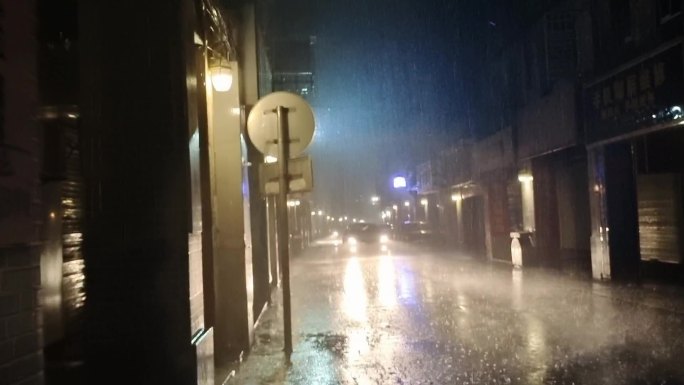 夜晚雨巷街巷雨滴小巷雨夜街灯欧洲小镇雨夜