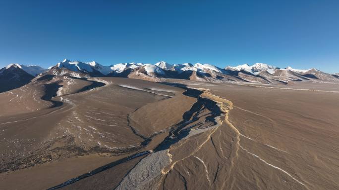 西藏雪山光秃秃的山航拍