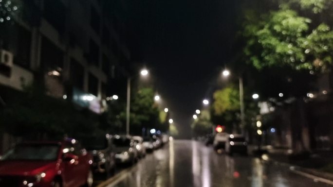 雨夜城市暴雨如注雨滴街道雷鸣电闪路灯熄灭