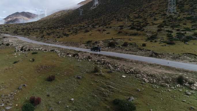 西藏自驾牧马人318路上的汽车