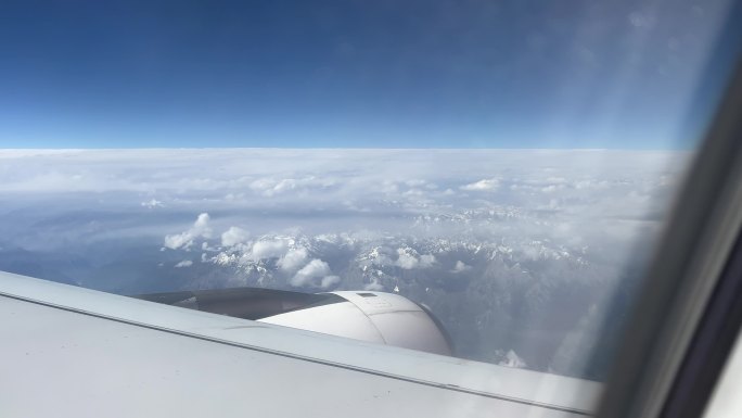 西藏飞机窗外雪山