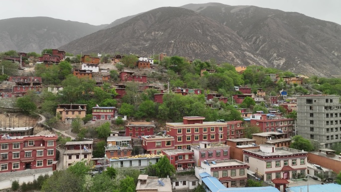 建在半山上的小城