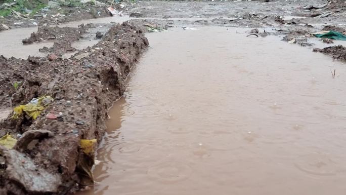 农村泥地下雨后的积水路面泥地行走实拍素材