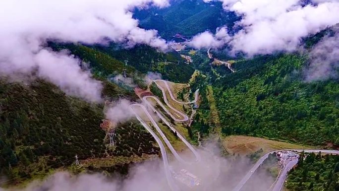 雨后的318国道十八道弯