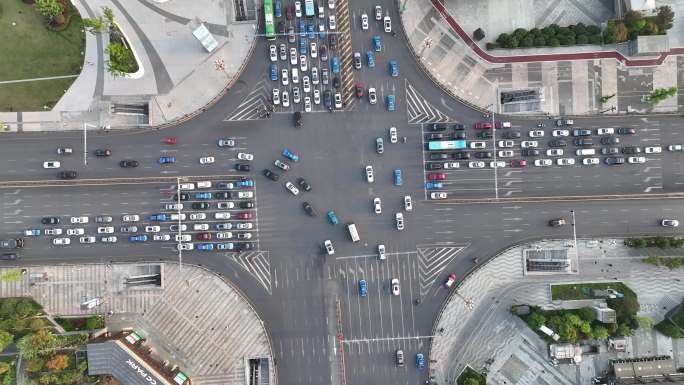 城市街道路口车辆交汇航拍4k