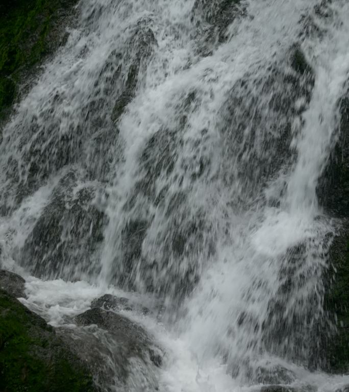 山泉瀑布