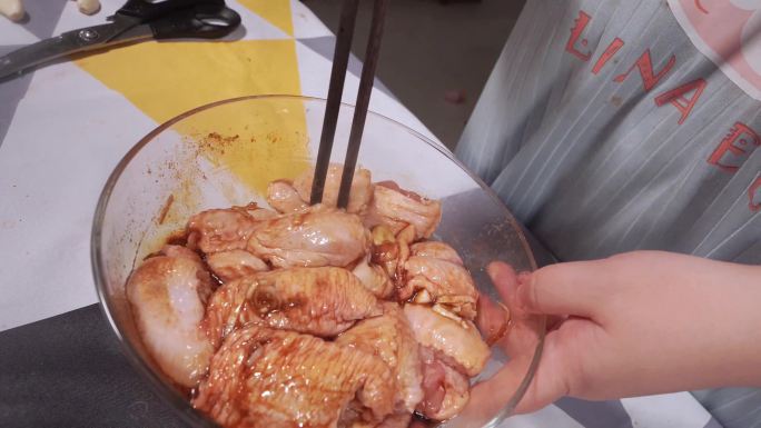 鸡翅中腌制入味 (3)