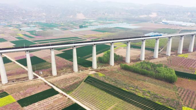 山西平陆县黄河上的蒙华铁路。