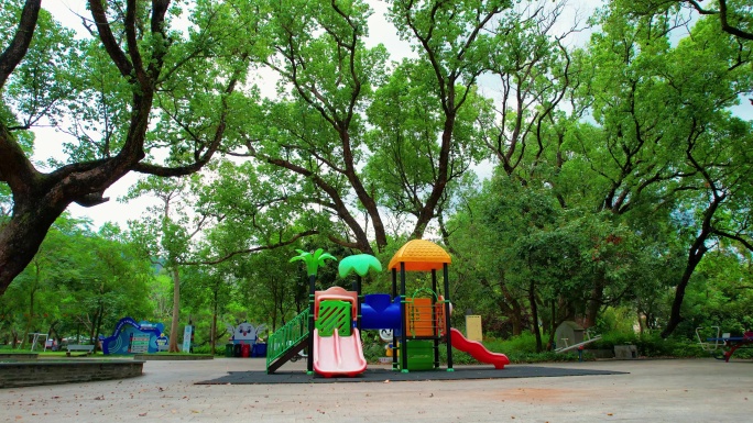 安静的社区公园儿童游玩娱乐设施滑滑梯