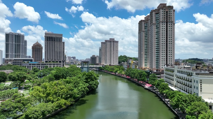 城市干净的河流