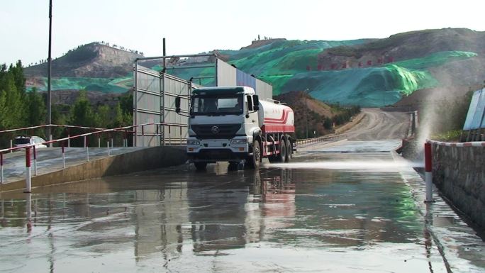 矿区洒水车矿山路面洒水