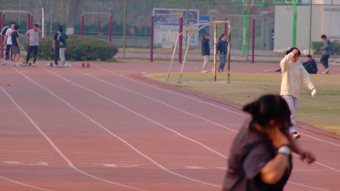 大学生运动会学生运动员在训练扔铅球体育运