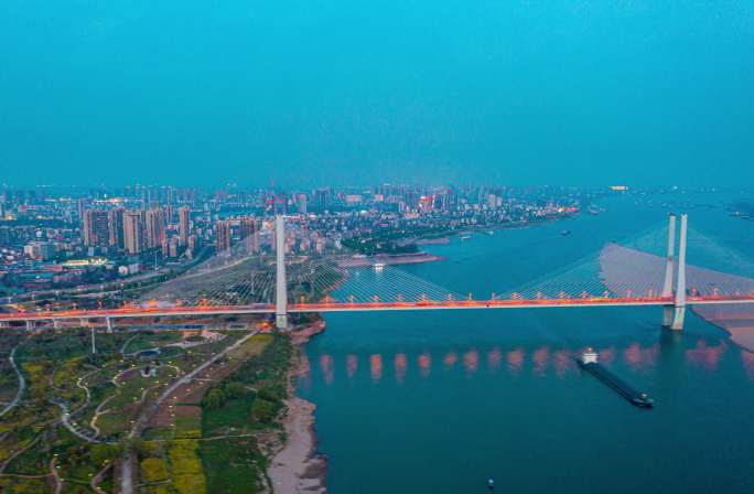 荆州沙市长江大桥飞向城市日转夜航拍延时