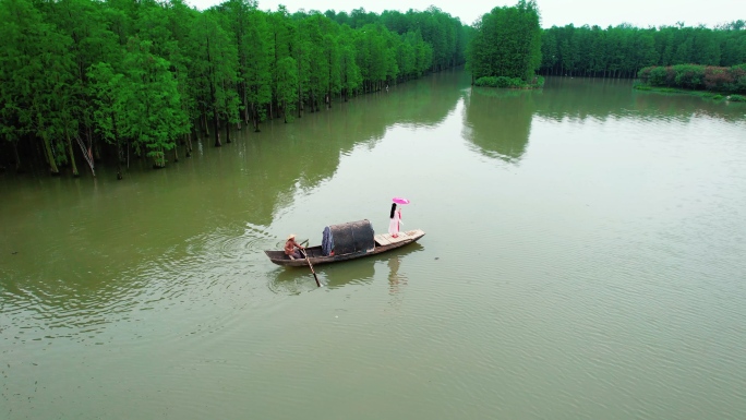 中国风小桥流水，江南女子乌篷船摇橹船游湖