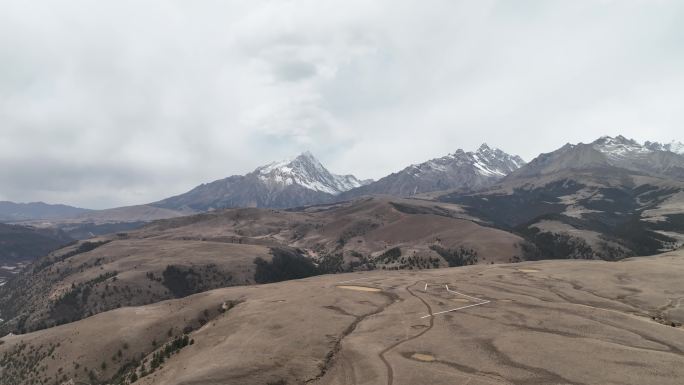 山川雪山松树山脉