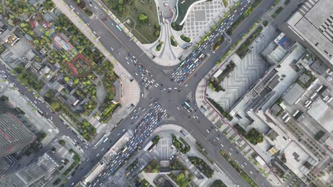 城市街道路口车辆交汇航拍4k