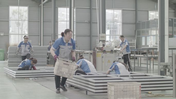 工厂的女工，辛勤的劳动