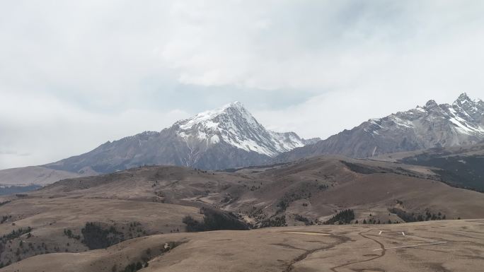 大山冬天的盖聂雪山松树山脉