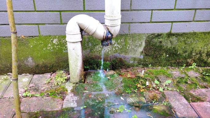 下水管破裂渗漏流出废水污水污染环境