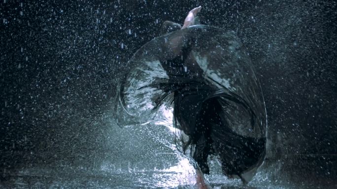 男子在雨中跳舞跨越爆发力 水中舞蹈