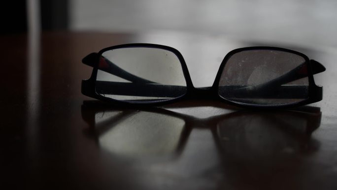 破旧脏兮兮的眼镜片