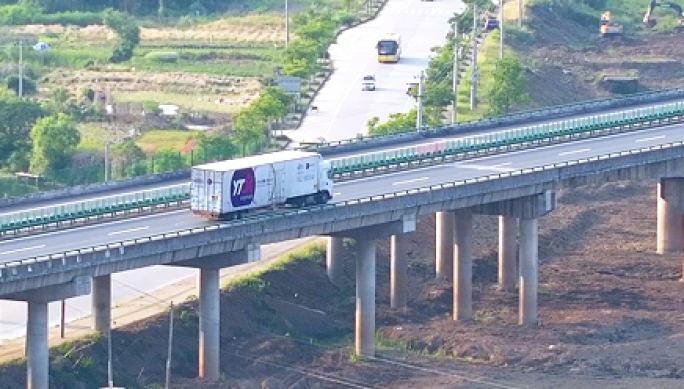 航拍圆通快递车 高速公路行驶