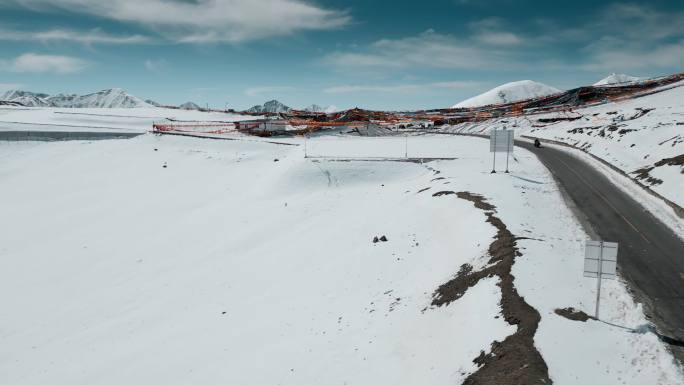 西藏旅游风光318国道米拉山口积雪