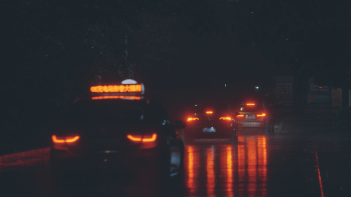 雨夜街道交通车流红绿灯大雨夜晚
