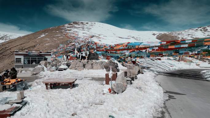 西藏风光318国道米拉山口经幡雪山白雪