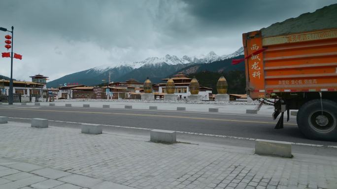 西藏旅游风光318国道鲁朗小镇金色转经筒