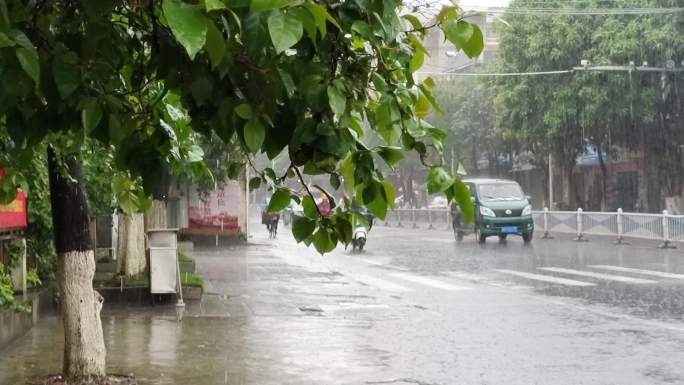 风雨城市暴雨天 下暴雨雨天行车 雨天车流