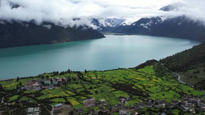 西藏 乡村 航拍 雪山 湖泊 穿过云层