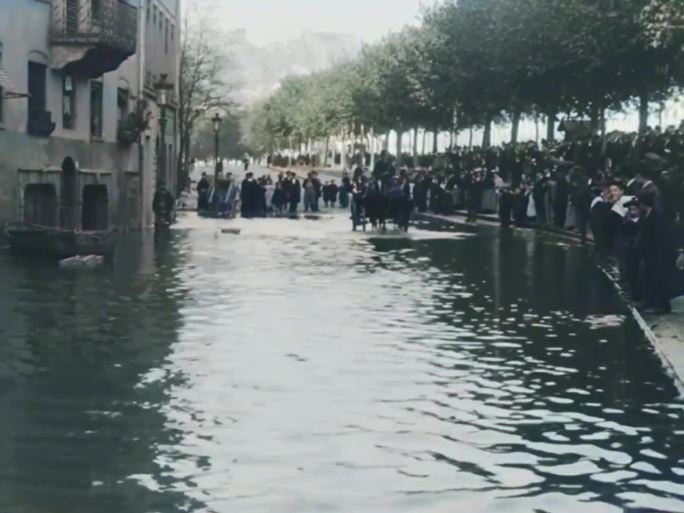 1896年法国里昂马车驶过积水的街道